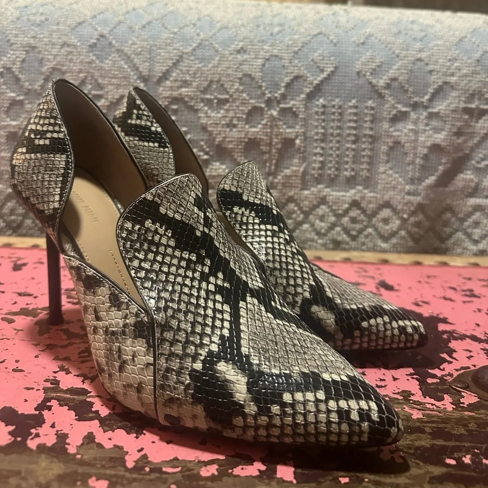 VINCE CAMUTO Snakeskin Women's cut out Heels Sz 9 - Picture 2 of 9